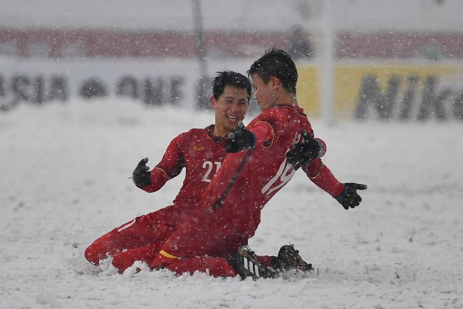 女神娇羞呻吟迎合雪臀